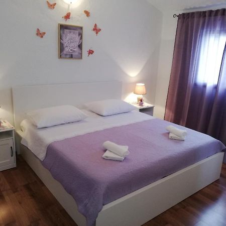 Apartment Pecarevic - A Holiday With A Stunning View Vis Exteriér fotografie