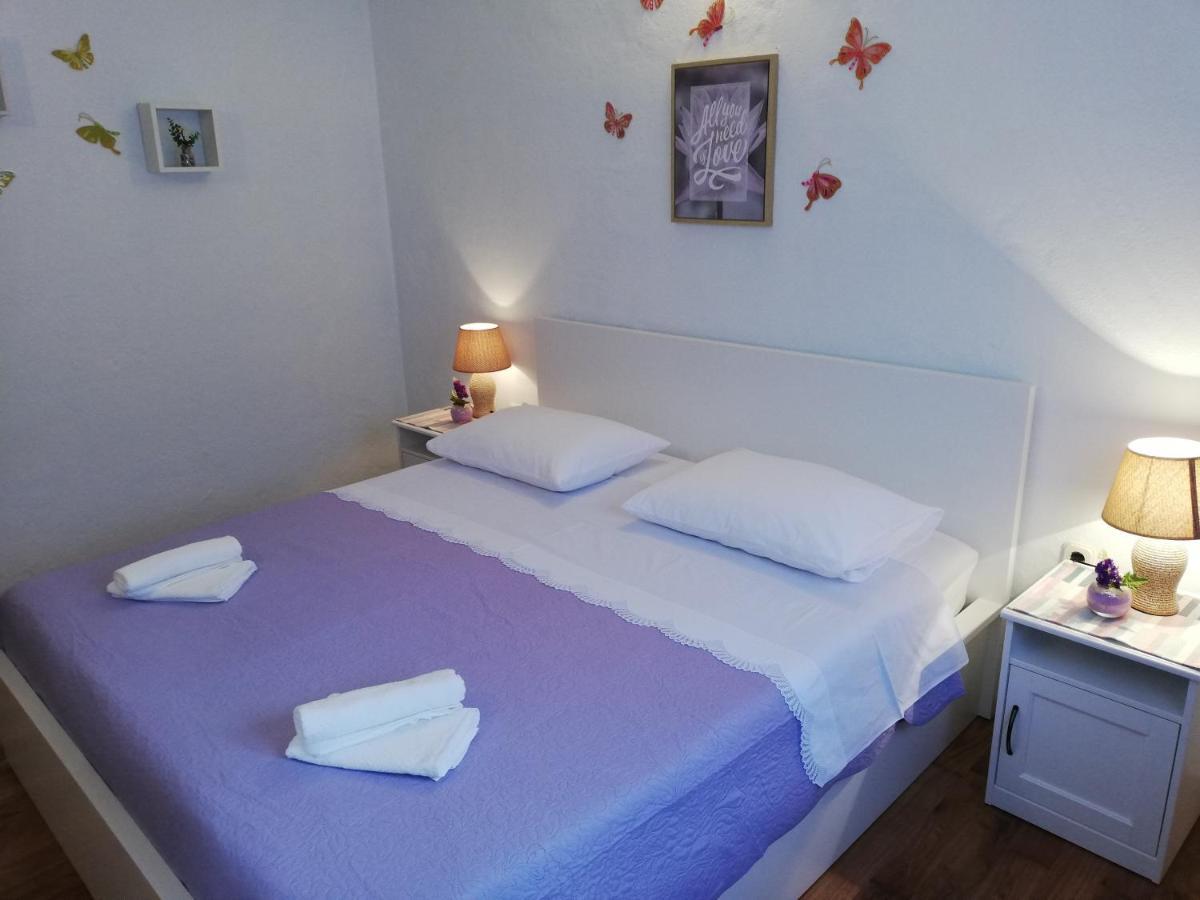 Apartment Pecarevic - A Holiday With A Stunning View Vis Exteriér fotografie