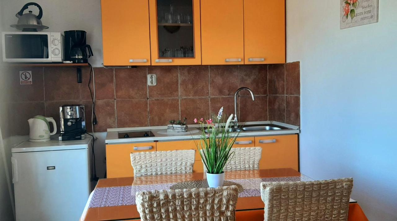 Apartment Pecarevic - A Holiday With A Stunning View Vis Exteriér fotografie