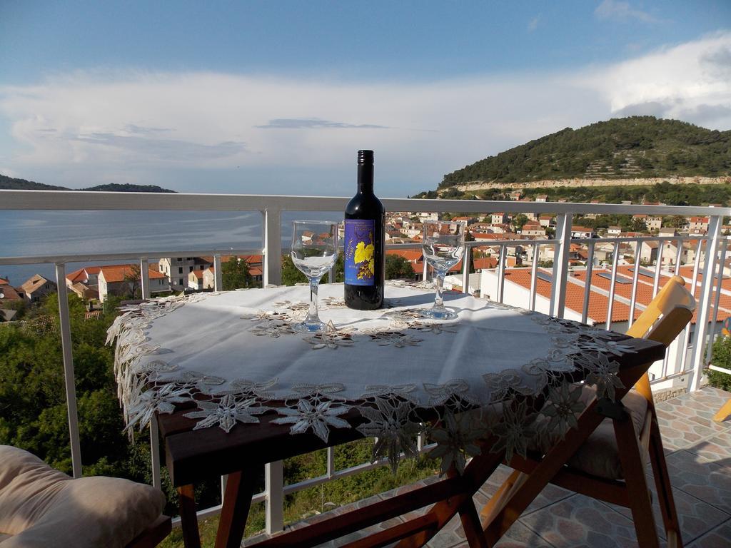 Apartment Pecarevic - A Holiday With A Stunning View Vis Pokoj fotografie